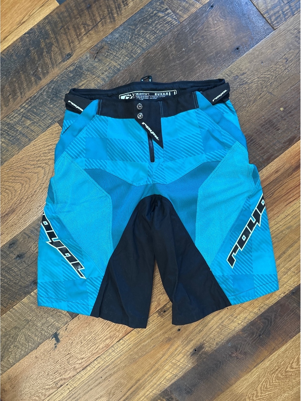 Yeti x Royal Racing MNT bike shorts teal large nwot